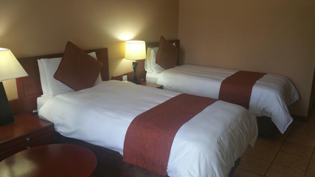M'Kango Golfview Hotel Lusaka Buitenkant foto