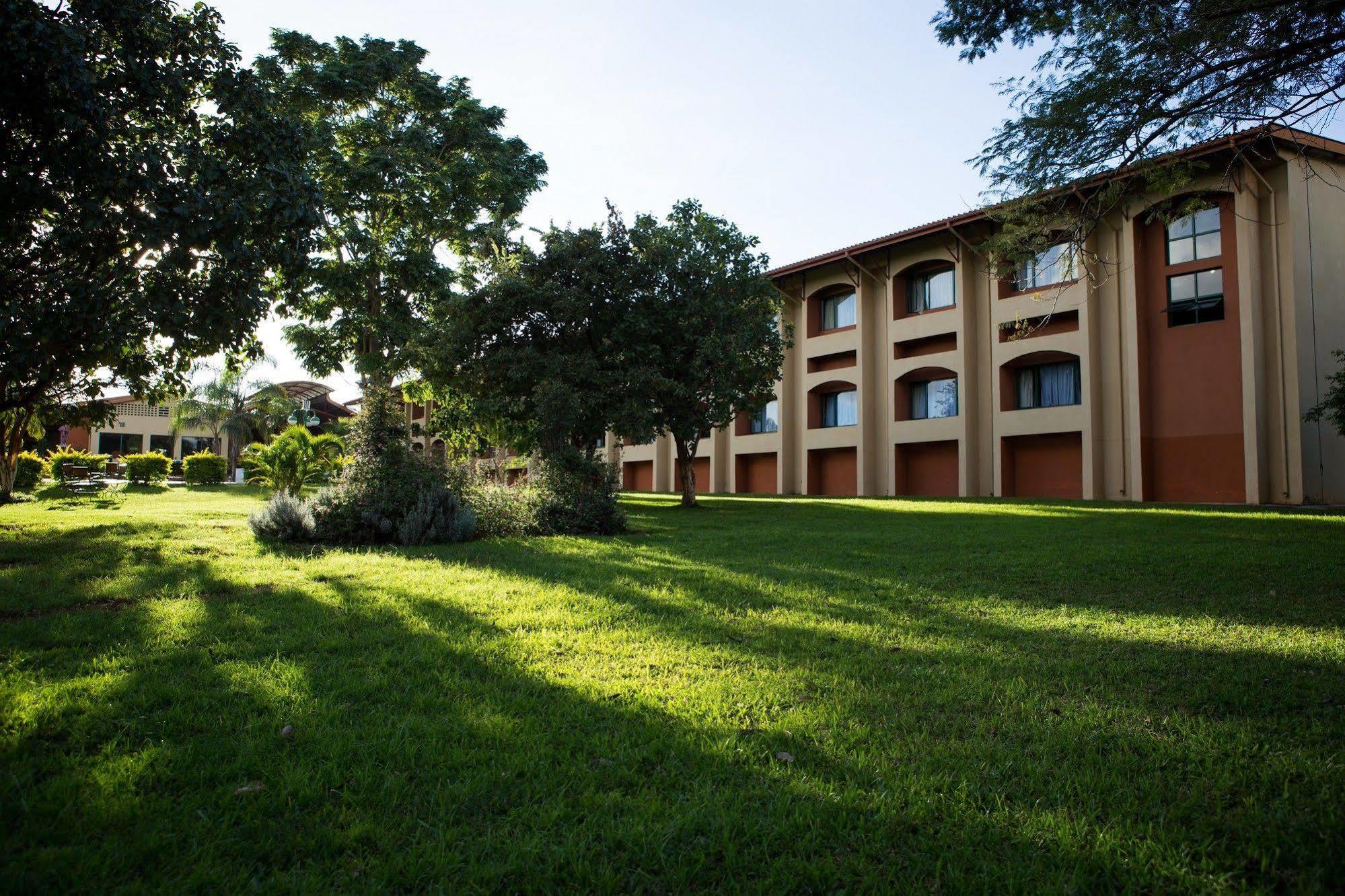 M'Kango Golfview Hotel Lusaka Buitenkant foto